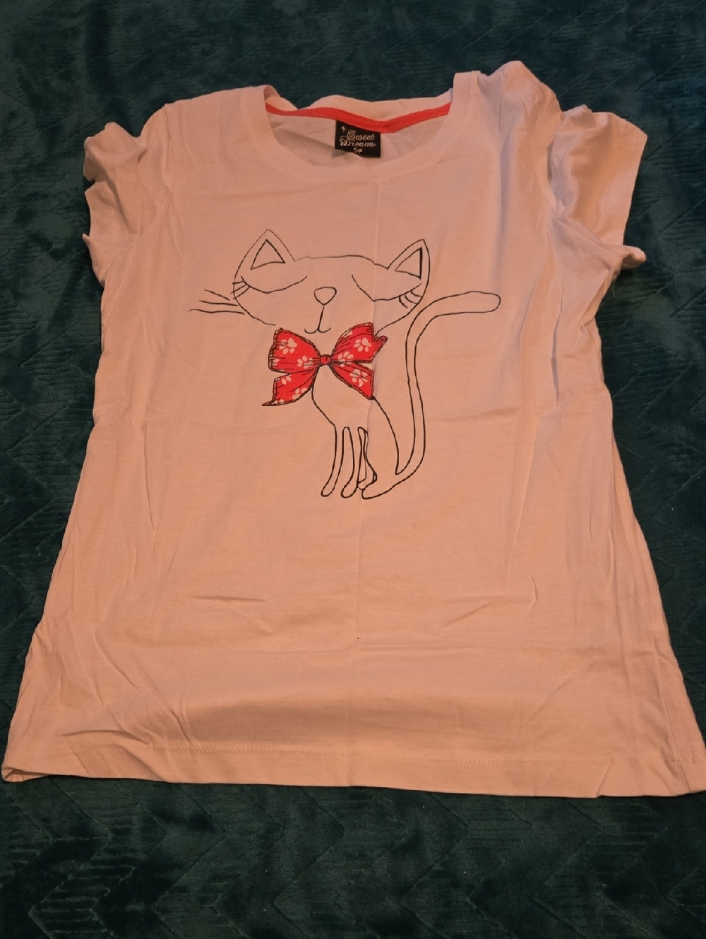 3/20 Womans White Cat Graphic Tee with Red Bow